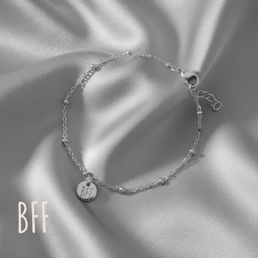 Best Friends armbandje zilver met BFF muntje op grijze satijnen achtergrond, hypoallergeen stainless steel sieraad voor dames.