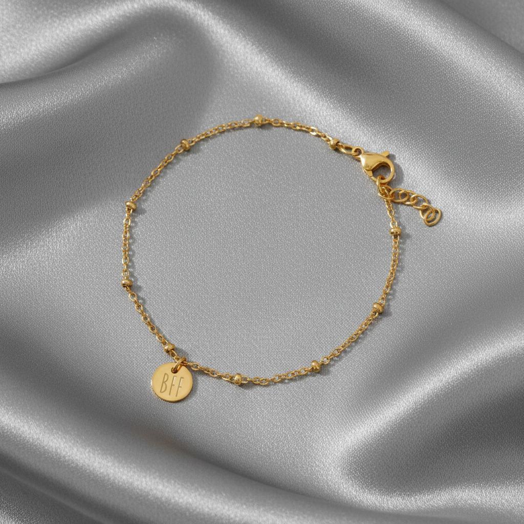 Best Friends armband met BFF bedel op grijze satijnen achtergrond