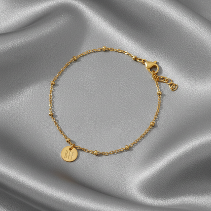 Best Friends armband met BFF bedel op grijze satijnen achtergrond