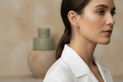 RVS bliksem oorhangers goud modern trendy statement sieraden gedragen door een vrouw