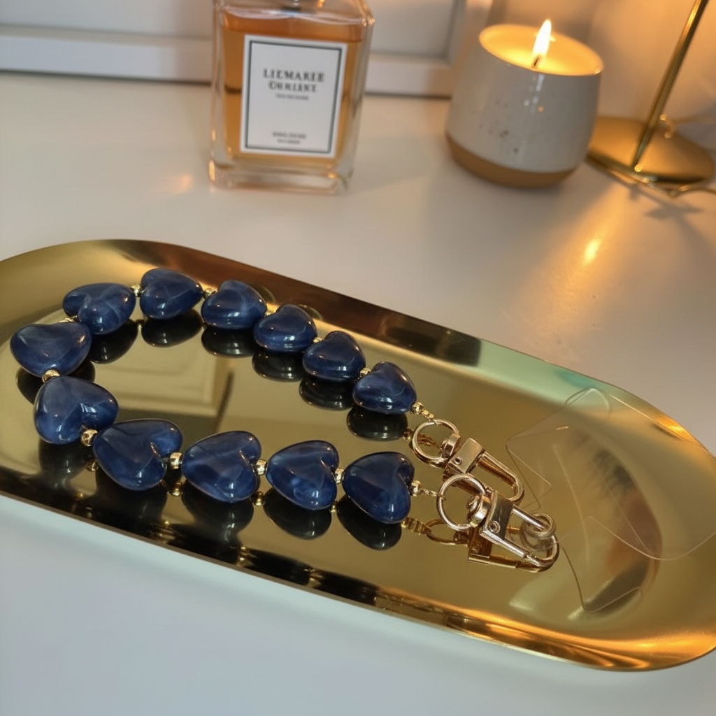 Glow Mystic in Style Blauw hartjes koord op goudkleurige schaal