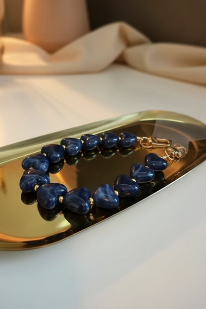 Gow Mystic in Style blauw hartjeskoord op een goudkleurige schaal in een lifestyle omgeving.