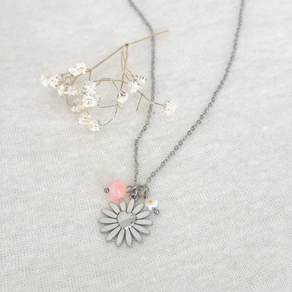 Detailopname van de zilveren RVS damesketting met zonnebloem hanger, roze-oranje Perzisch Jade en wit bloemetje