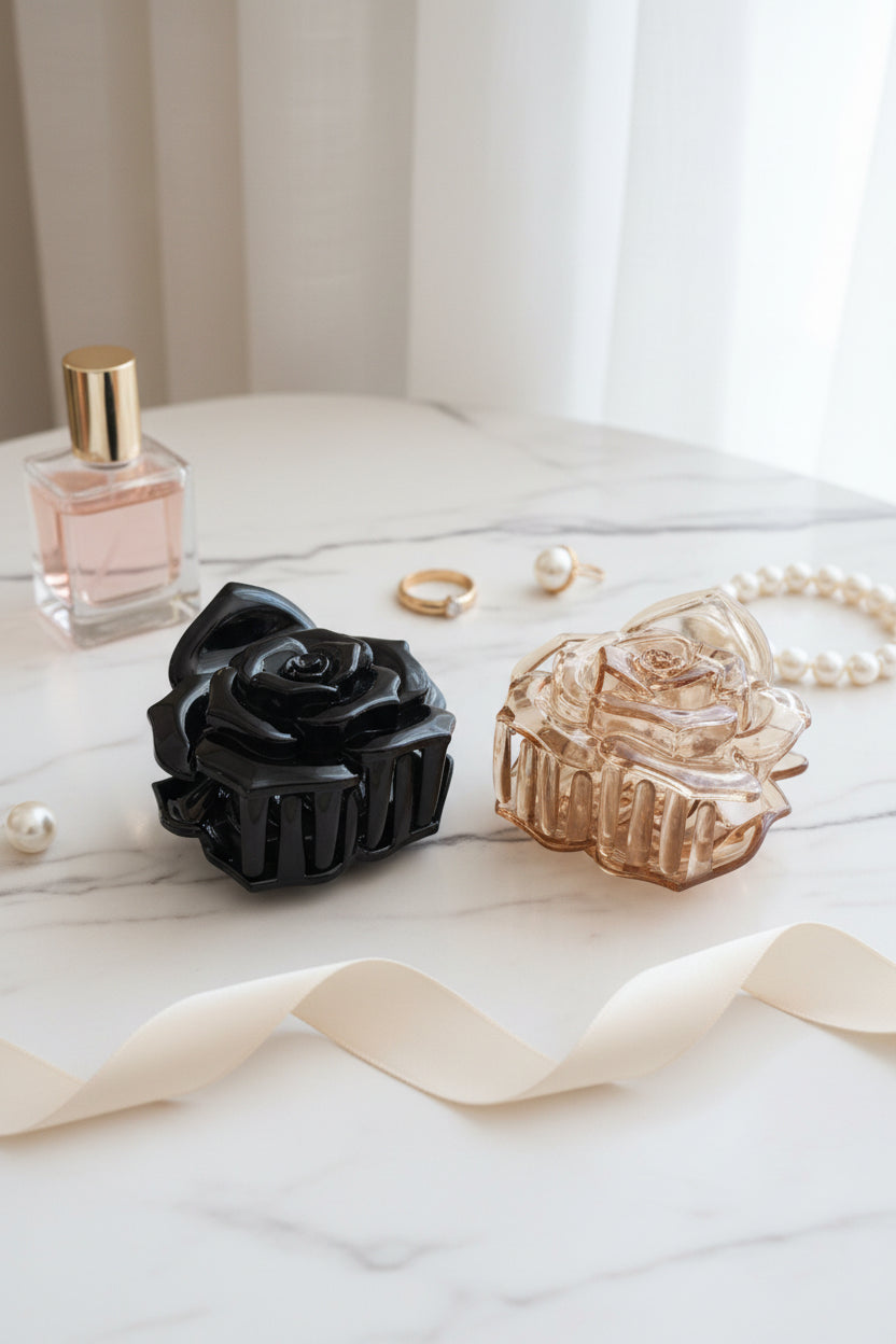 Glow Mystic in Style luxe zwarte rozen haarclip sterke 3D bloem haarklem in een luxe setting gepresenteerd.