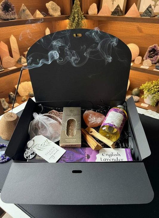 Wellness Box met Rituals of Relaxation producten inclusief Himalaya zoutkristal, massageolie Emotion Sensual Harmony, Palo Santo wierook en lotus wierookhouder voor ontspanning en self-care.
