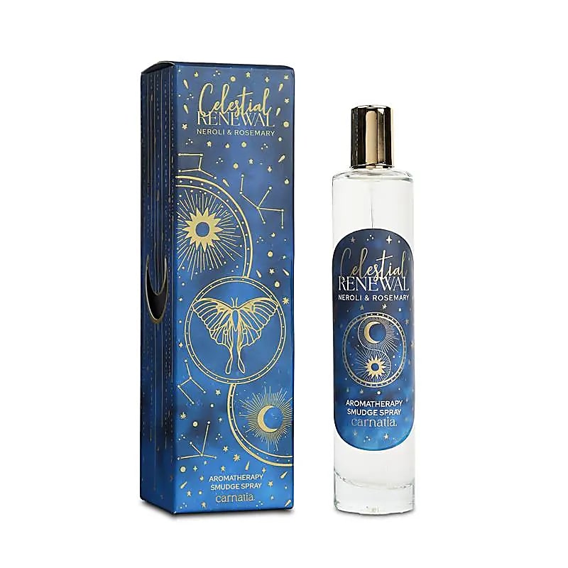 Carnatia Starry Spell Roomspray Celestial Renewal 100ml flacon naast de luxe donkerblauwe verpakking met gouden astrologische details en vlinder - Glow Mystic in Style.