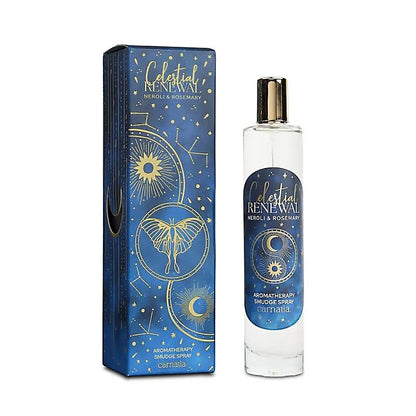 Carnatia Starry Spell Roomspray Celestial Renewal 100ml flacon naast de luxe donkerblauwe verpakking met gouden astrologische details en vlinder - Glow Mystic in Style.