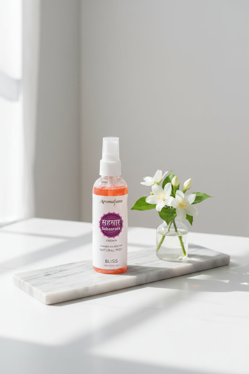 Aromafume 7e Chakra roomspray Sahasrara Crown Bliss 100ml natuurlijke mist flacon - Glow Mystic in Style gepresenteerd op een langwerpige marmeren schaal met een vaasje et witte bloemen ernaast.