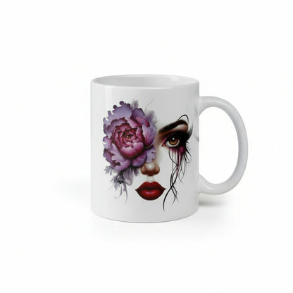 Witte glanzende keramische mok met artistieke print van vrouwengezicht en bloem voor rustmomenten