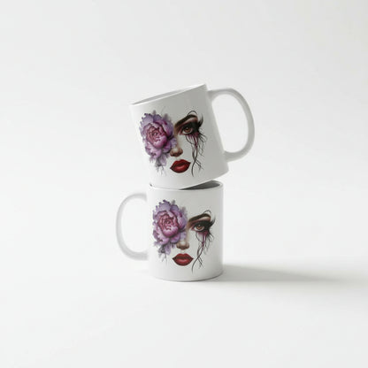 Glanzende keramische mok met artistieke gezicht print voor rustmomenten op gedekte tafel met kaarsen en kristallen