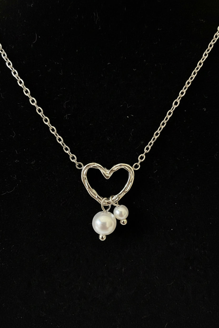 Close up ban de minimalistische ketting met minimalistische hartje.