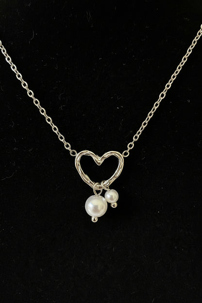 Close up ban de minimalistische ketting met minimalistische hartje.