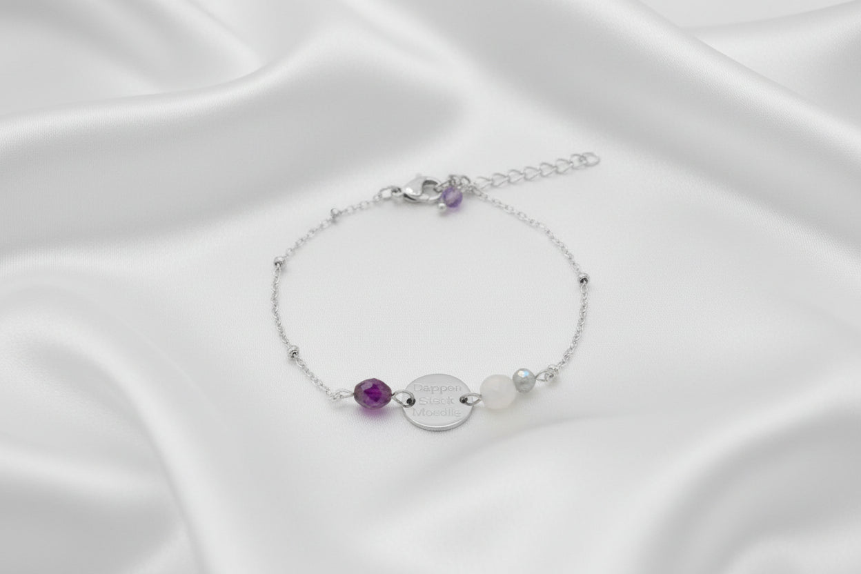 Detailfoto van gravure Dapper Sterk Moedig armband met natuurlijke edelstenen en stainless steel schakel