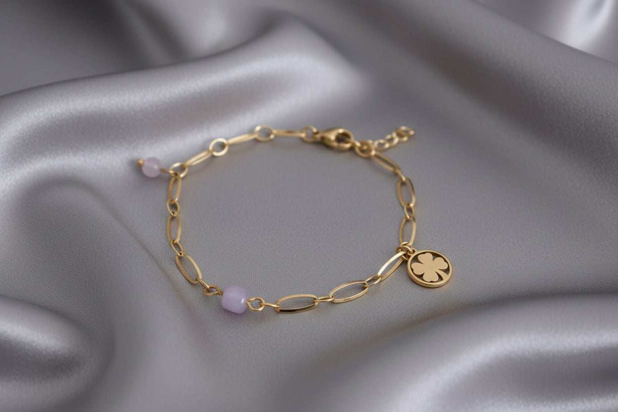 Goudkleurige armband met Chalcedoon kubus, ronde Rozenkwarts en klavertje vier bedel van roestvrij staal
