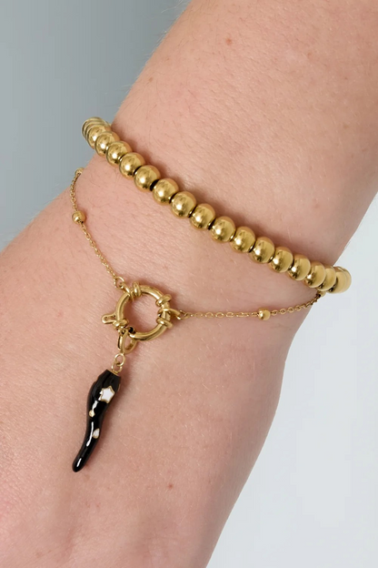 Glow Mystic in Style gouden DIY bedel armband met zwarte bedel gedragen om pols