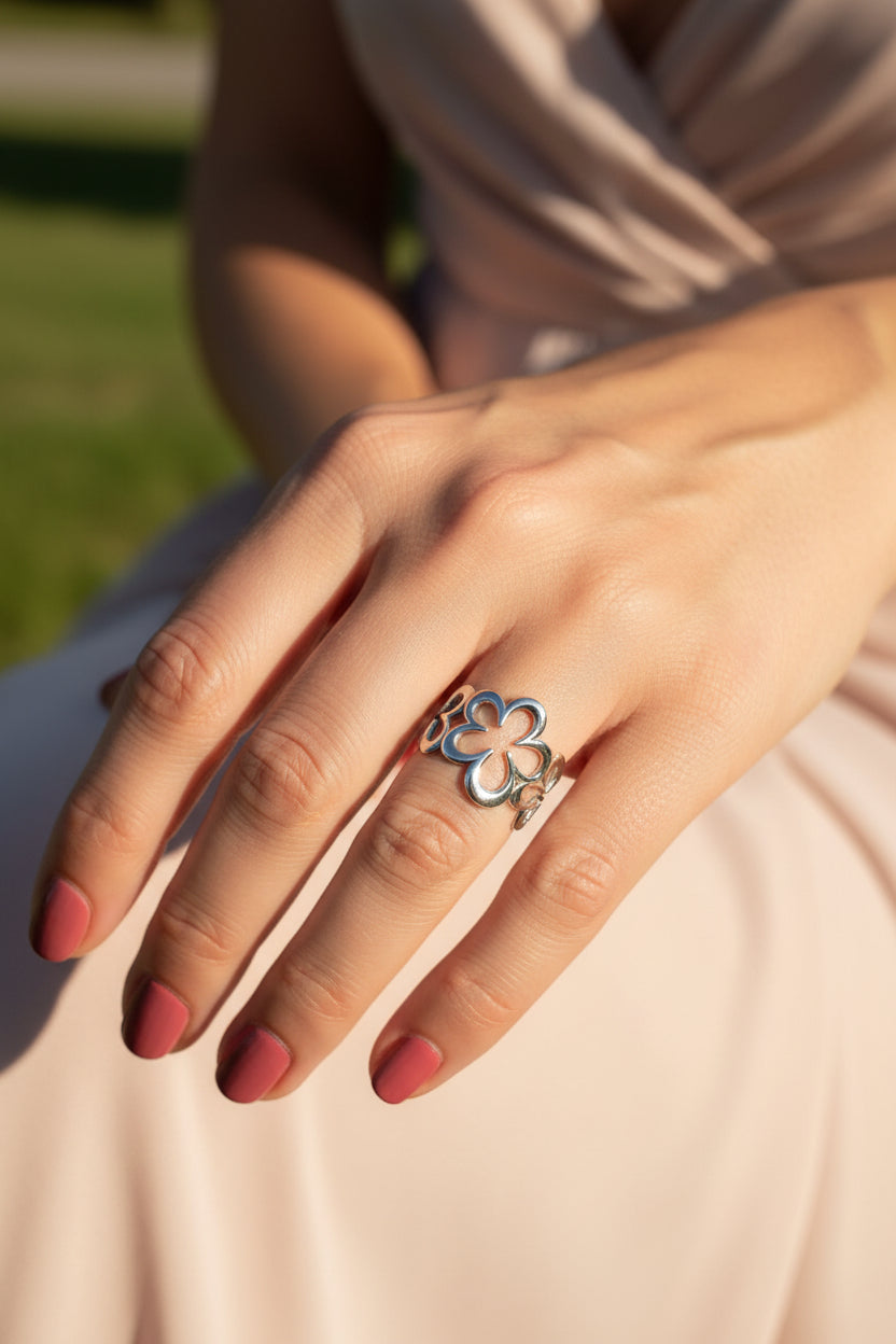 "Zijaanzicht van de verstelbare Five Flower ring gedragen aan de vinger, wat de elegante pasvorm en de glans van het roestvrij staal laat zien."