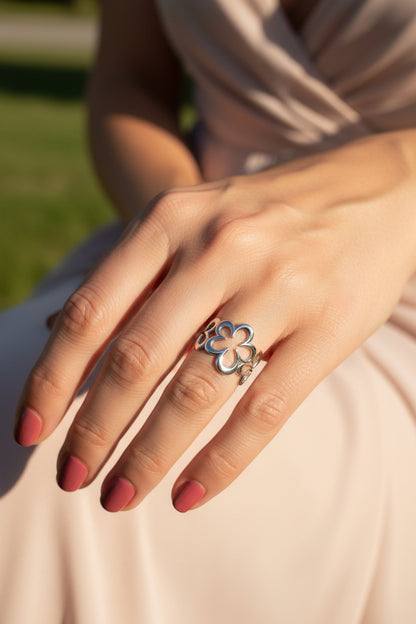 "Zijaanzicht van de verstelbare Five Flower ring gedragen aan de vinger, wat de elegante pasvorm en de glans van het roestvrij staal laat zien."