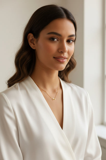 Glow Mystic in Style goudkleurige ketting met twee in elkaar grijpende hartjes gedragen door een model.