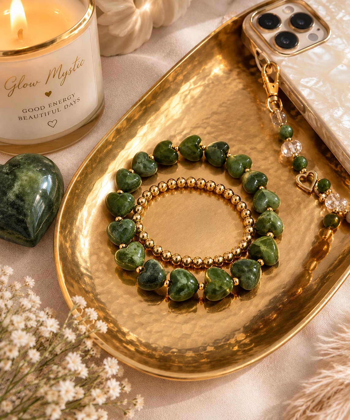 Groene hartjesarmband met goudkleurige kralen  van stainless steel op een gouden schaal – Glow Mystic in Style