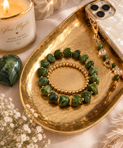 Groene hartjesarmband met goudkleurige kralen  van stainless steel op een gouden schaal – Glow Mystic in Style