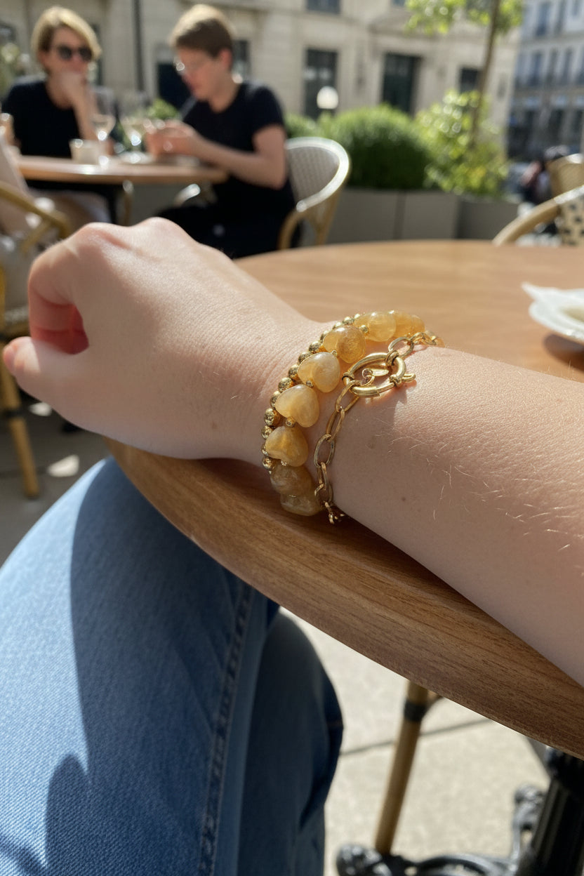 Glow Mystic in Style camelkleurige hartjes kraalarmband en gouden stainless steel schakelarmband om de pols