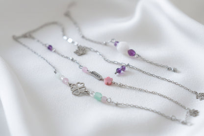 “Detail van geluksarmbandje met Lucky bedel en edelstenen”