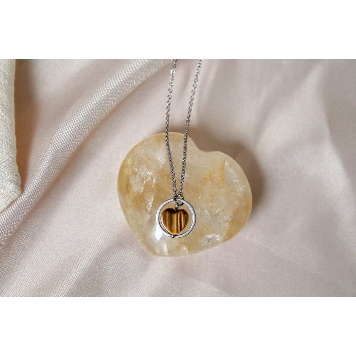 Ketting met zilveren ring en tijgeroog hartje van stainless steel, handgemaakt door Saint Clairmont