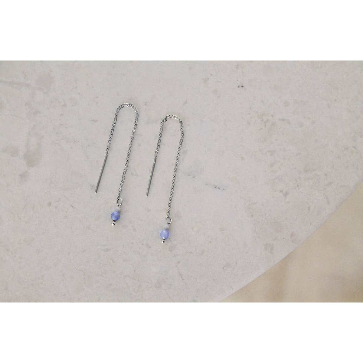 Threader oorbellen met Howliet en Blauwe Aventurijn edelstenen in zilver, minimalistisch en spiritueel design