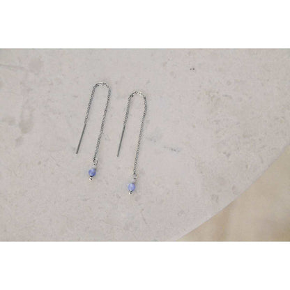 Threader oorbellen met Howliet en Blauwe Aventurijn edelstenen in zilver, minimalistisch en spiritueel design