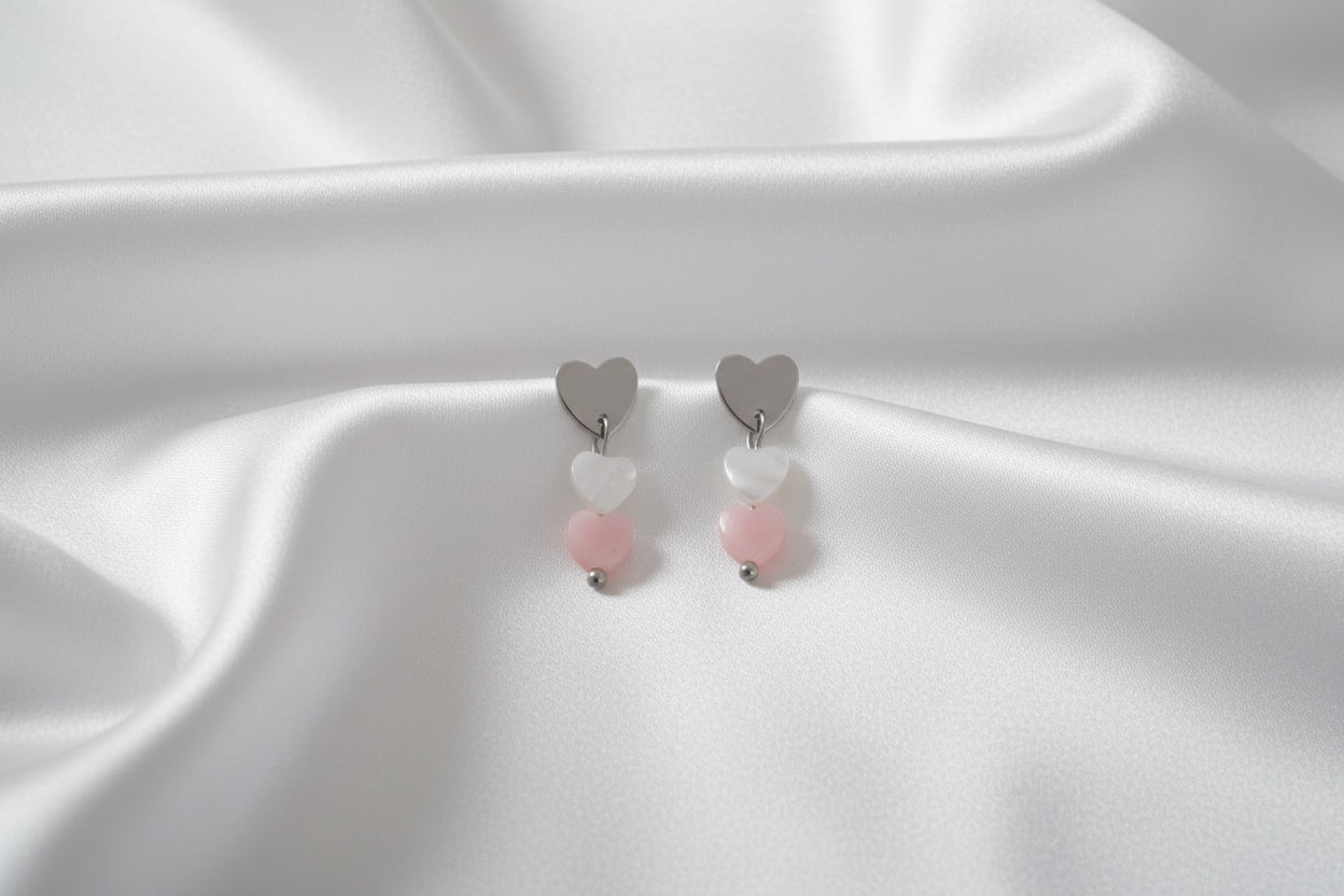 Hartjes oorstekers zilver met roze opaal en schelp op satijnen achtergrond