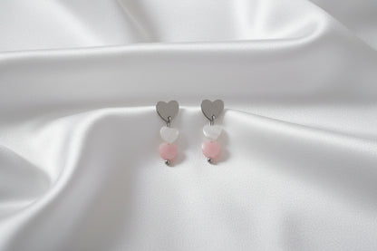 Hartjes oorstekers zilver met roze opaal en schelp op satijnen achtergrond
