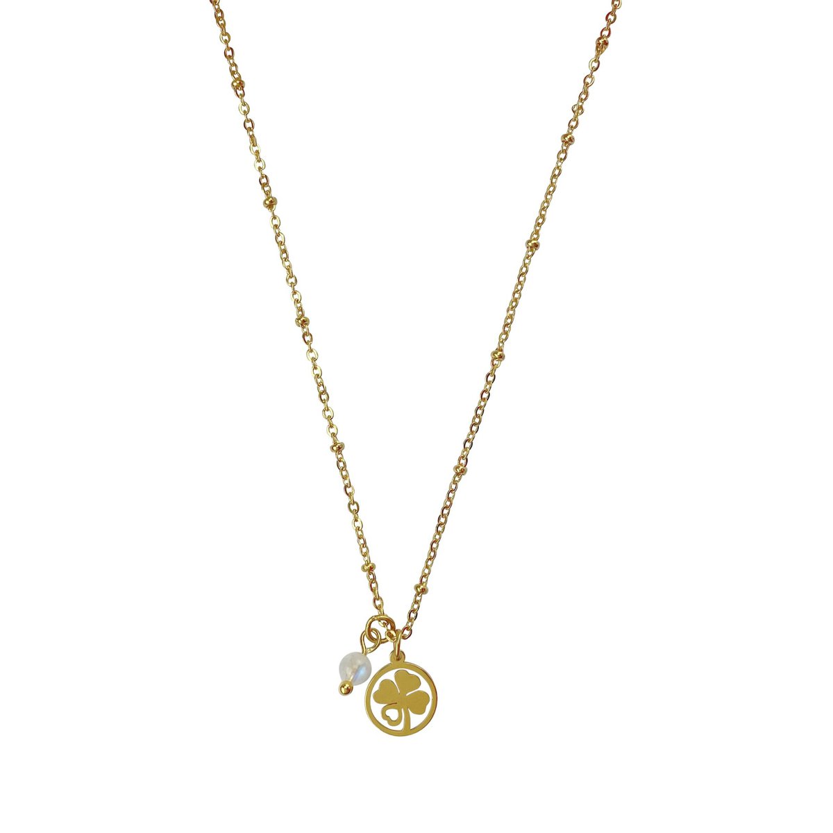 Vrijstaande goudkleurige stainless steel ketting met een opengewerkt goudkleurig klavertje vier bedeltje met een klein hartje in een blaadje, en een witte regenboog maansteen kraal.
