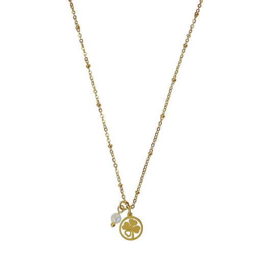 Vrijstaande goudkleurige stainless steel ketting met een opengewerkt goudkleurig klavertje vier bedeltje met een klein hartje in een blaadje, en een witte regenboog maansteen kraal.