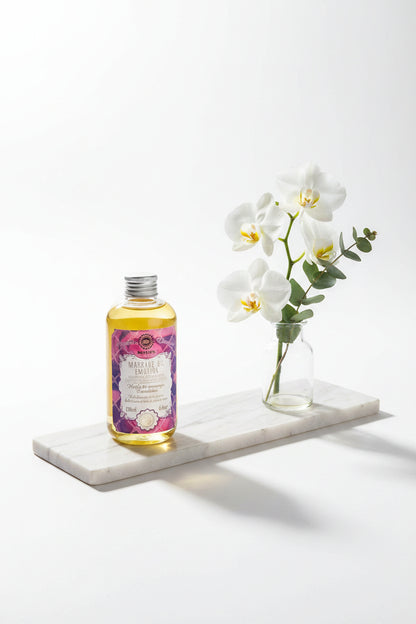 Saules Fabrika massageolie Emotion 200ml op een luxe marmeren plateau naast een vaasje met witte orchideeën - Glow Mystic in Style