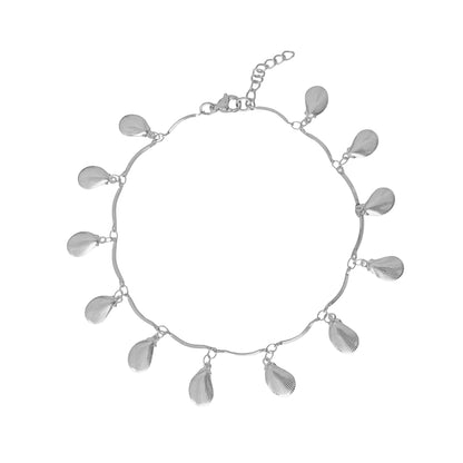Detailfoto schelp hangertjes enkelbandje Glow Mystic in Style op een neutrale witte achtergrond.