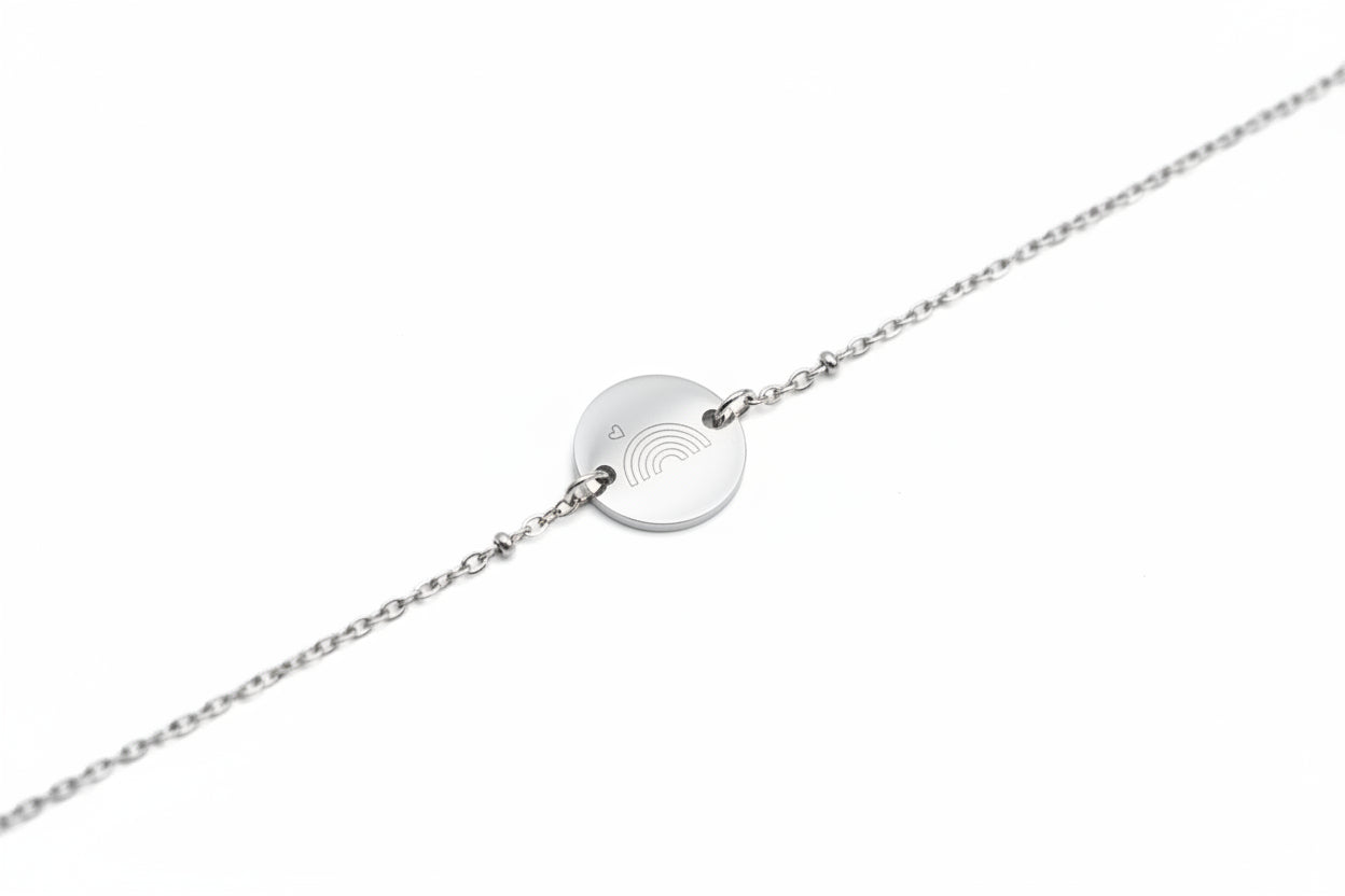 Regenboogbaby armband van stainless steel met gegraveerde regenboog en hartje