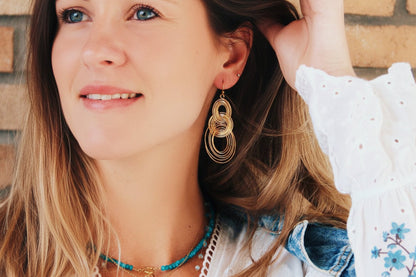 Goudkleurige oorbellen met gedraaide ringen en laagjes ontwerp van lichtgewicht RVS