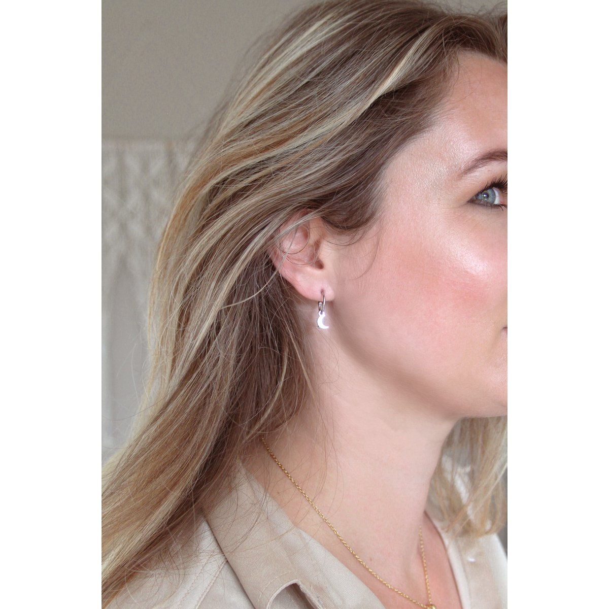 Zilveren oorringetjes met maanbedel en maansteen van stainless steel, handgemaakt door Saint Clairmont