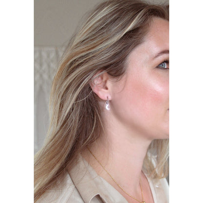 Zilveren oorringetjes met maanbedel en maansteen van stainless steel, handgemaakt door Saint Clairmont