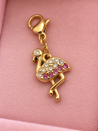 Glow Mystic in Style gouden stainless steel flamingo bedel met roze strass in roze fluwelen doosje