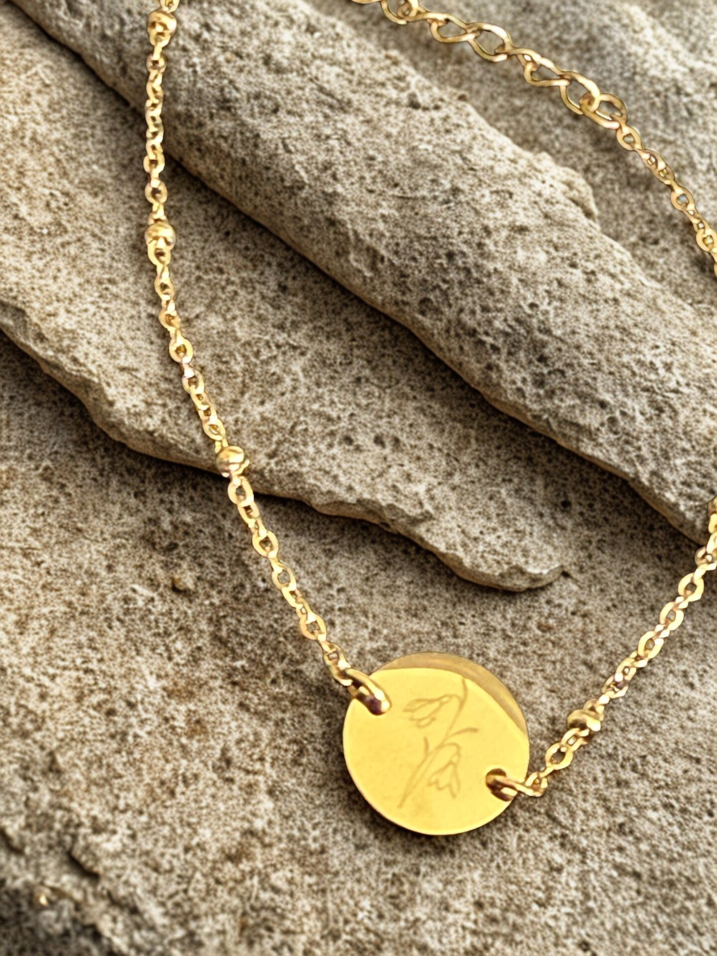 goudkleurige geboortebloem armband met persoonlijke gravure