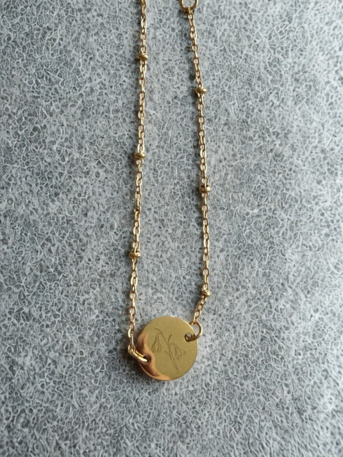 goudkleurige geboortebloem armband met persoonlijke gravure