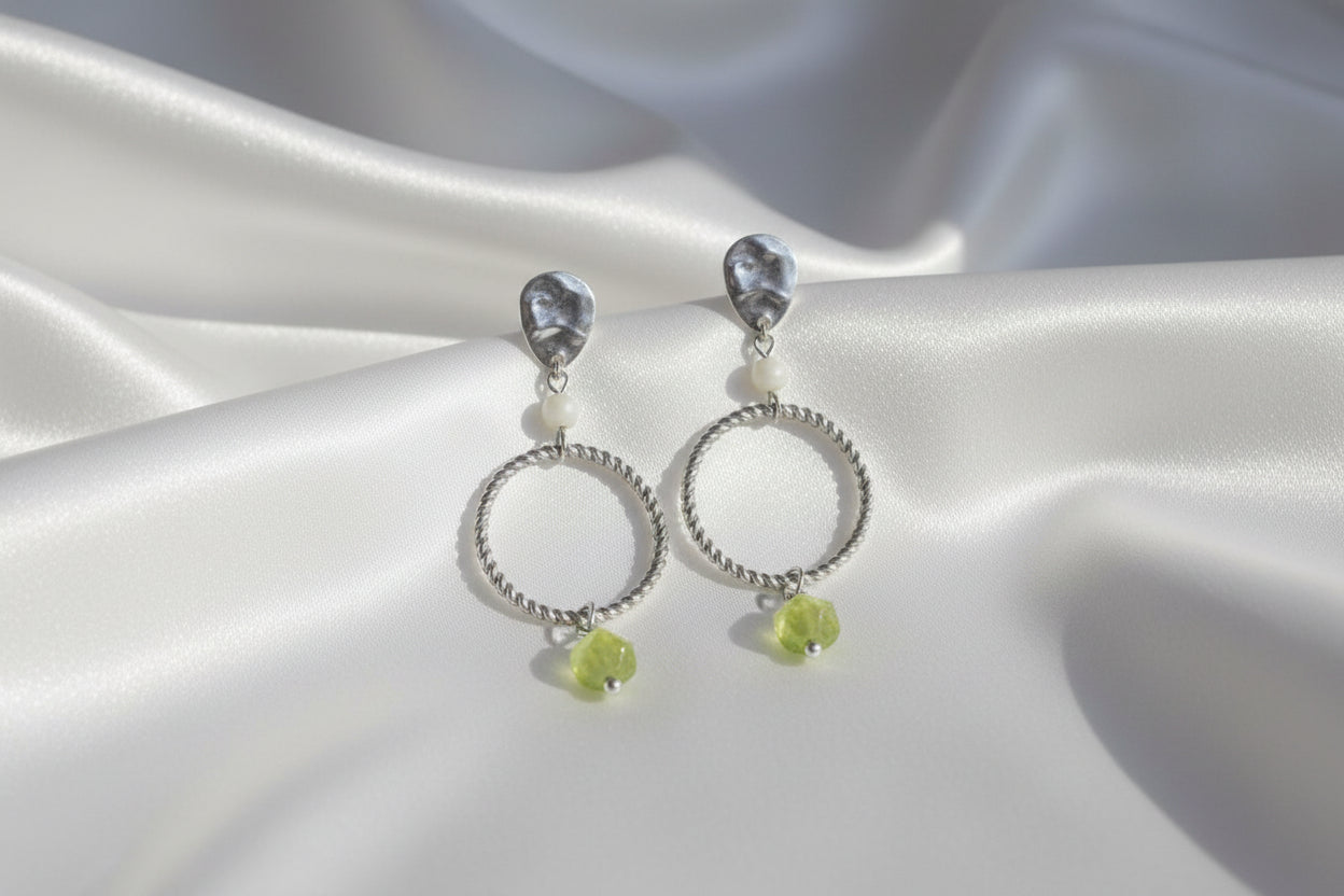 Lichtgewicht oorbellen peridot maansteen op witte achtergrond