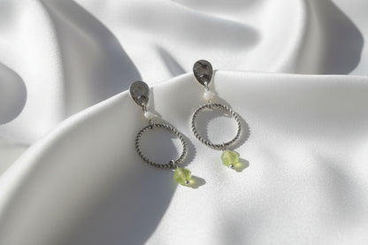 Zilveren statement oorbellen peridot maansteen front view