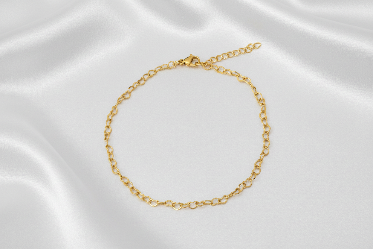 Minimalistisch hartjes enkelbandje goudkleur op lichte achtergrond