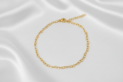 Minimalistisch hartjes enkelbandje goudkleur op lichte achtergrond