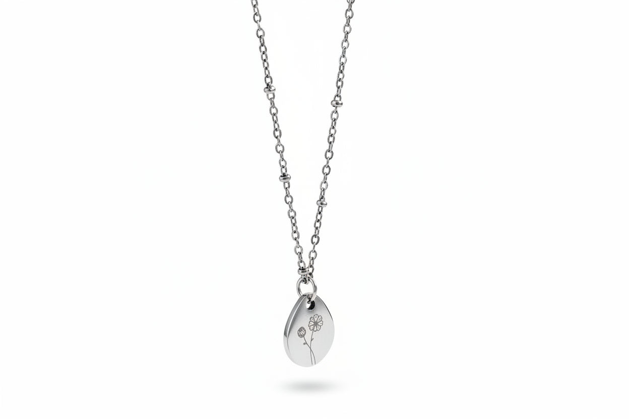 Zilverkleurige geboortebloem ketting van stainless steel met gegraveerde bloembedel en hoogglans afwerking