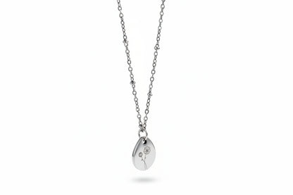Zilverkleurige geboortebloem ketting van stainless steel met gegraveerde bloembedel en hoogglans afwerking