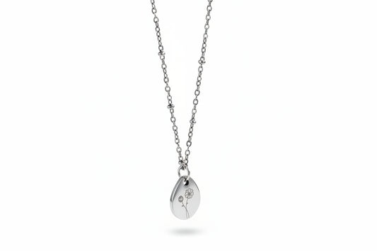 Zilverkleurige geboortebloem ketting van stainless steel met gegraveerde bloembedel en hoogglans afwerking