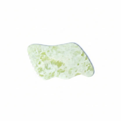 Handgeslepen groene jade gua sha steen voor gezichtsmassage en lymfedrainage - Glow Mystic in Style.